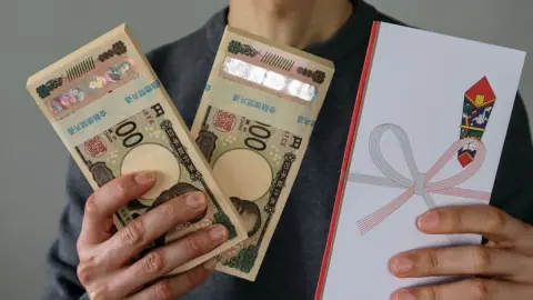 「大学の合格祝い」に、祖父から“200万円”もらいました。学費に使えば「贈与税はかからない」と聞いたのですが、大金なのに大丈夫でしょうか？ 課税される“渡し方・タイミング”を解説