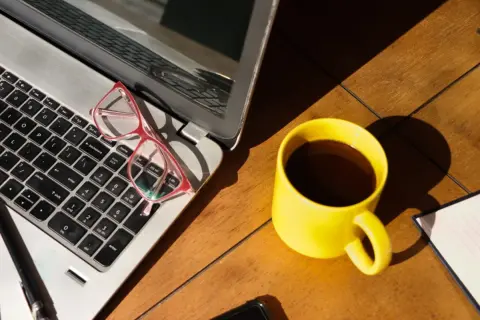 「気分転換になる」と、仕事中“400円のコーヒー”を飲む夫。家から水筒で持っていけば「ほぼゼロ円」なのに…節約以上のメリットはあるのでしょうか？ 費用もあわせて確認