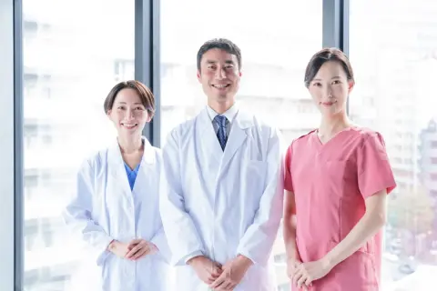 婚活で出会った相手に「医療系で働いている」とだけ言われたけど…医師や看護師など、職種で年収の平均はどれくらい変わる？