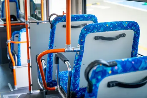 未就学児の「子ども3人」とバスに乗車→降車時に「子どもの分も払ってください」と言われビックリ！ 以前“夫と一緒のとき”はタダだったのですが、なぜ有料に!? 意外と知らない基本ルールとは