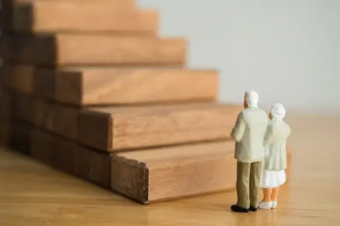 「ねんきん定期便」で将来の年金額が「月10万円」程度と知ってびっくり！ 学生のときに免除してもらったことが原因のようですが、40歳の今からでも追納した方がいいでしょうか？