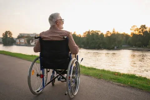 「障害年金」の平均受給額は“月額10万円程度”。“年収400万円”、脳梗塞で左手に麻痺が残った私はいくらもらえそうですか…？