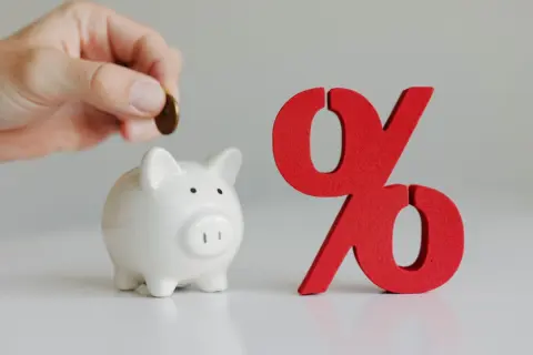 お小遣い“月2万円”の同僚が、楽天ポイントだけで「年間6万4800円分」投資していた!?  “ほったらかし積立”でも増えるって本当？ 10年間続けた場合、結果はどうなる？