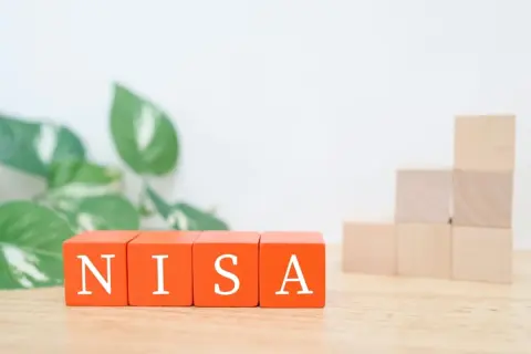 新NISAは「年末10万円だけ投資」でも効果ある？「月1万円×年5％」の場合と、どれだけ差が出るでしょうか？“10年後の違い”をFPが解説