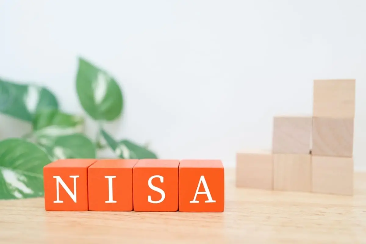 新NISAは「年末10万円だけ投資」でも効果ある？「月1万円×年5％」の場合と、どれだけ差が出るでしょうか？“10年後の違い”をFPが解説