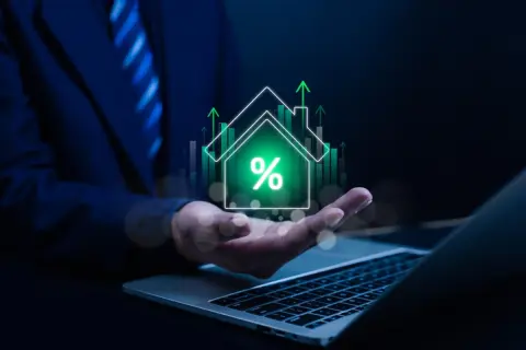 住宅ローンの金利がどんどん上がって不安！ 今から「固定金利」にすべき？ 変動のままで大丈夫？