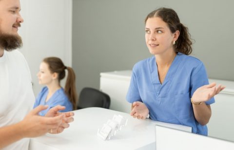 歯医者の受付窓口で知り合いが働いています。マイナ保険証を提示すると年収がバレると聞いたのですが本当でしょうか？