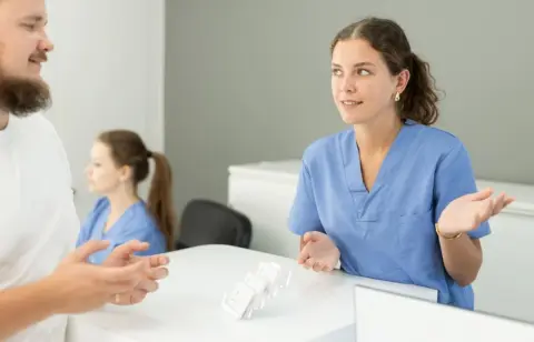 歯医者の受付窓口で知り合いが働いています。マイナ保険証を提示すると年収がバレると聞いたのですが本当でしょうか？