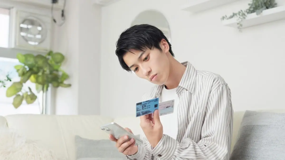 【12月2日から】「マイナ保険証」に移行！ もう“手持ちの保険証”は「身分証明書」として使えませんか？ 勝手に捨ててしまって大丈夫でしょうか？ 注意点を解説