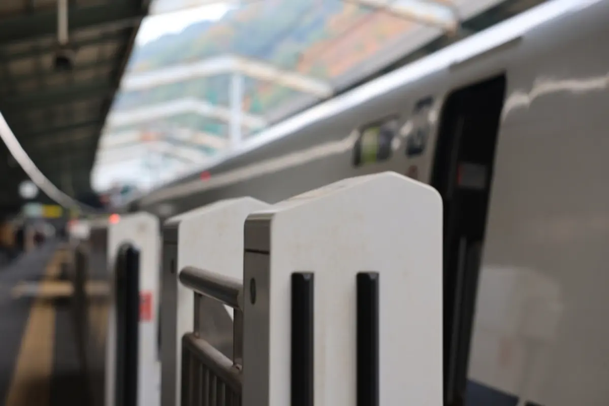 年末は家族で「のぞみ」で帰省の予定。「自由席で少しでも節約」と思っていたら“全席指定席”と聞きショック！ なぜ予約できないのでしょうか？「通常期・繁忙期」の料金も確認