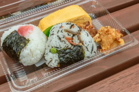 【衝撃】ファミマ「おむすびとおかずセット・398円」が3年で激減！ おむすびは「3→2個」カロリーは「605→434kcal」へ…同じ値段でも“実質値上げ”の背景とは