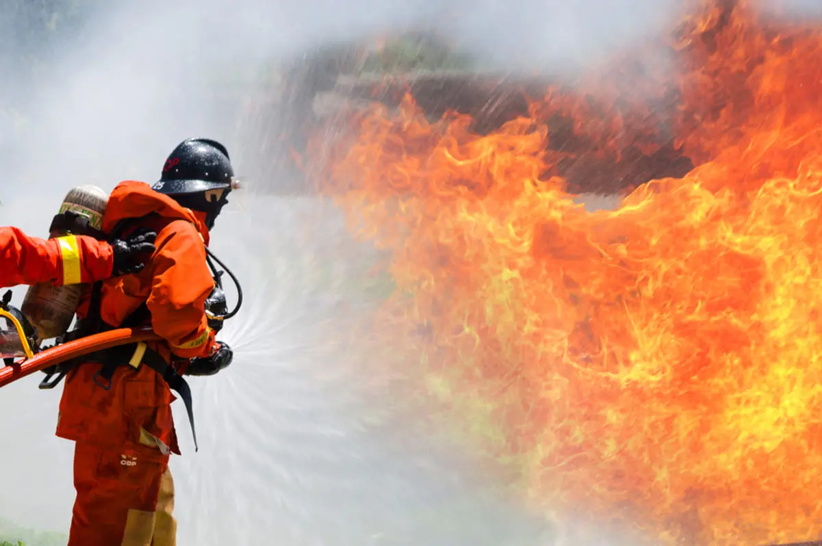 50代の消防士は年収が高いと聞きます。民間企業で働く同年代の平均年収と比べてどれくらい高いのでしょうか？