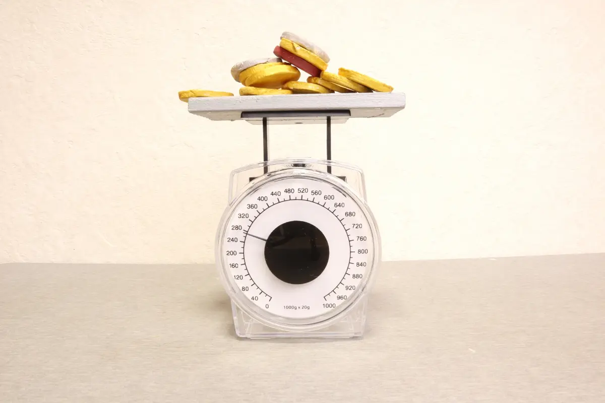 年末年始の帰省で父に「2002FIFAワールドカップ記念金貨」をもらった！ 比較的新しいものですし、地金価格が“2万円超”の今のうちに売却すべき!? 取っておけば将来価値がつくでしょうか？