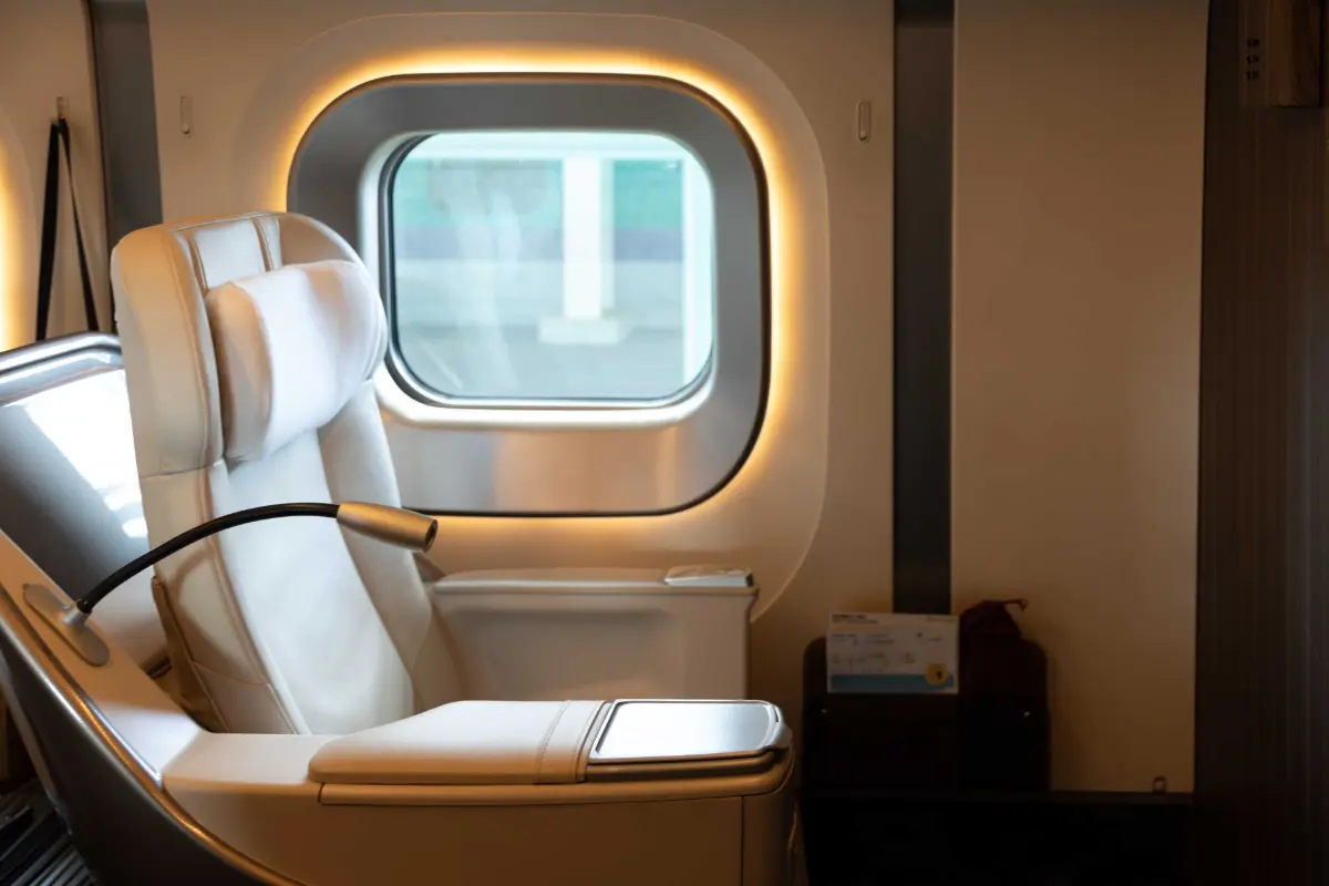 年末年始の軽井沢旅行は奮発して「グランクラス」に乗ったのに軽食も飲み物も出なかった…！ “5000円以上”も余計に支払っているのに「提供し忘れ」でしょうか？