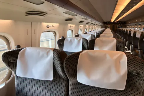 年末に普通車が満席で仕方なく「のぞみ」のグリーン車に乗ったのですが、静かな車内が快適でびっくり！ “5000円以上割高”ですし、やはり「高年収のビジネスパーソン」が乗っているのでしょうか？