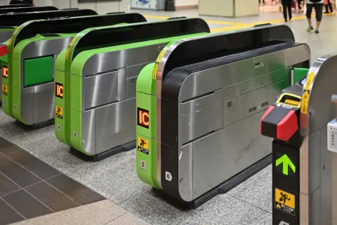 初詣に訪れた神社が混んでいたので「駅改札内のトイレ」を利用したら“150円”かかった！ 電車には乗っていませんし、駅員さんに言えば「返金」してもらえたのでしょうか……？