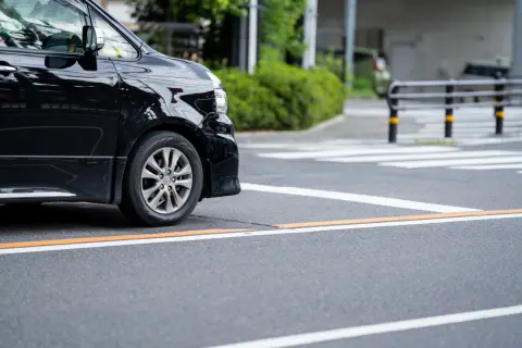 信号のない横断歩道で車を一時停止しなかったら“9000円の反則金”…！ 「歩行者が譲ってくれた」場合でもダメなの!?
