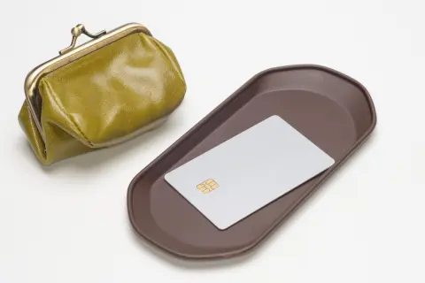 “年会費5万円”は高いけど、憧れだった「プラチナカード」をゲット！ 友人に話すと「年会費の元は取れるの？」と怪訝な顔…。やはり「旅行や出張」の機会が少ないと「元を取る」のは難しい？