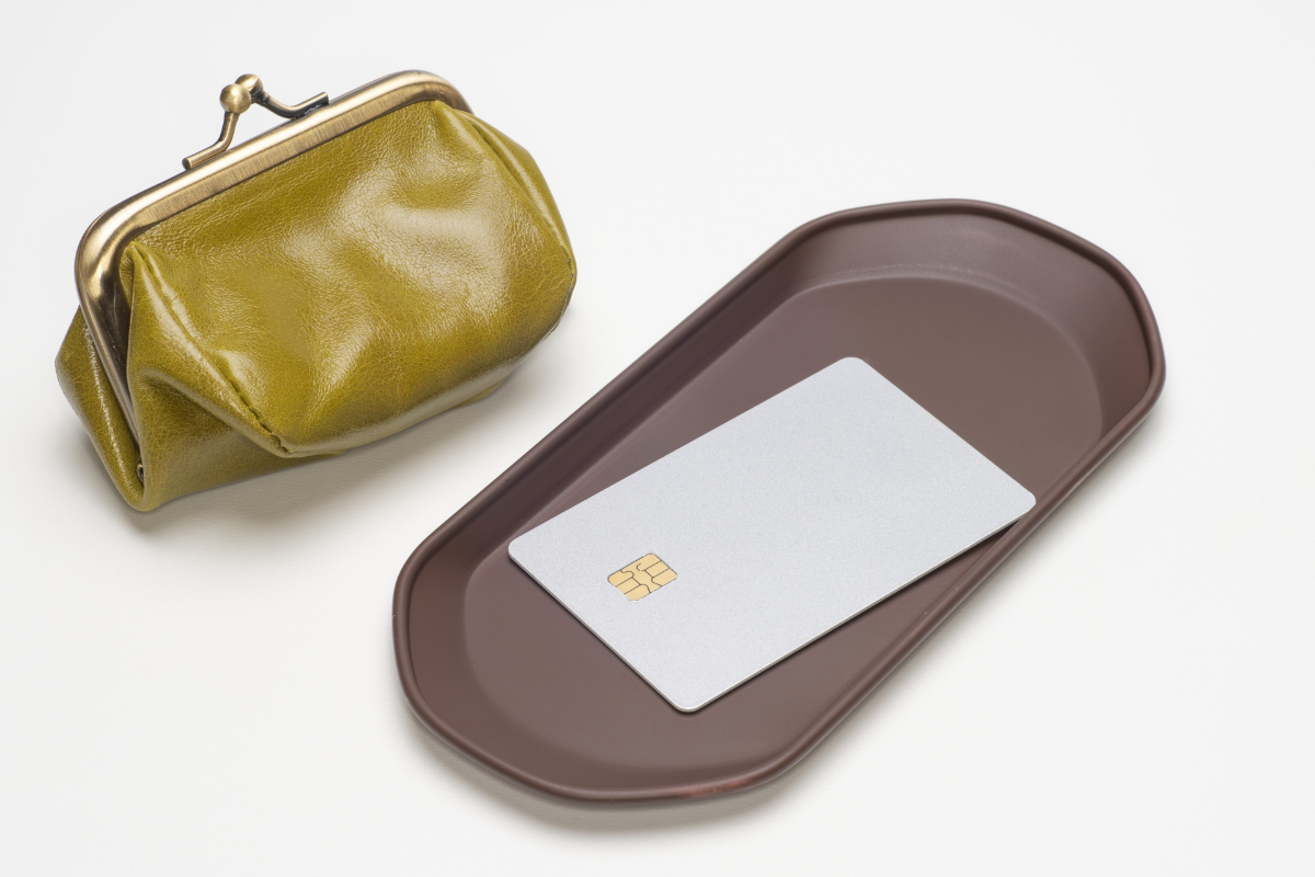 年会費5万円”は高いけど、憧れだった「プラチナカード」をゲット！  友人に話すと「年会費の元は取れるの？」と怪訝な顔…。やはり「旅行や出張」の機会が少ないと「元を取る」のは難しい？|ファイナンシャルフィールド|﻿クレカ