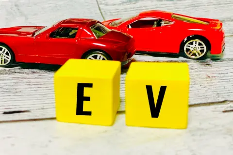 残クレを組んで「プリウス」へ乗り換えたのは無駄だった!? EUが「2035年以降の内燃機関車の新車規制」の見直し案を公表！ 日本への影響は？