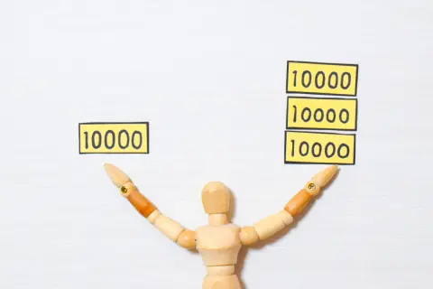 「協会けんぽ」に加入し“月額2万4000円程度”の保険料を納める私。対して「日本郵船」に勤める友人は保険料率が“たった6％”の様子。同じ月収40万円だと“年間16万円以上”も差がつく？