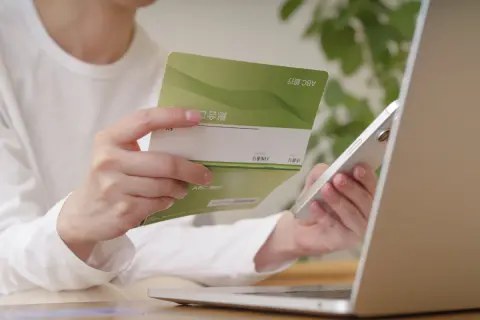 年末に帰省したら「実は余った仕送りを貯めていたから」と母から渡された“100万円”が入った私名義の通帳。「贈与税」が心配で断ってしまいましたが、受け取っても大丈夫でしょうか……？