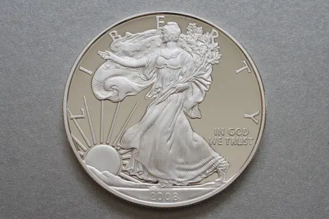 【日本初のプルーフ硬貨】父の遺品整理中に「銘板付きの硬貨セット」を発見！ “昭和62年発行”の割には綺麗だけど、現行貨幣にそっくりだし価値は「額面通り」でしょうか？