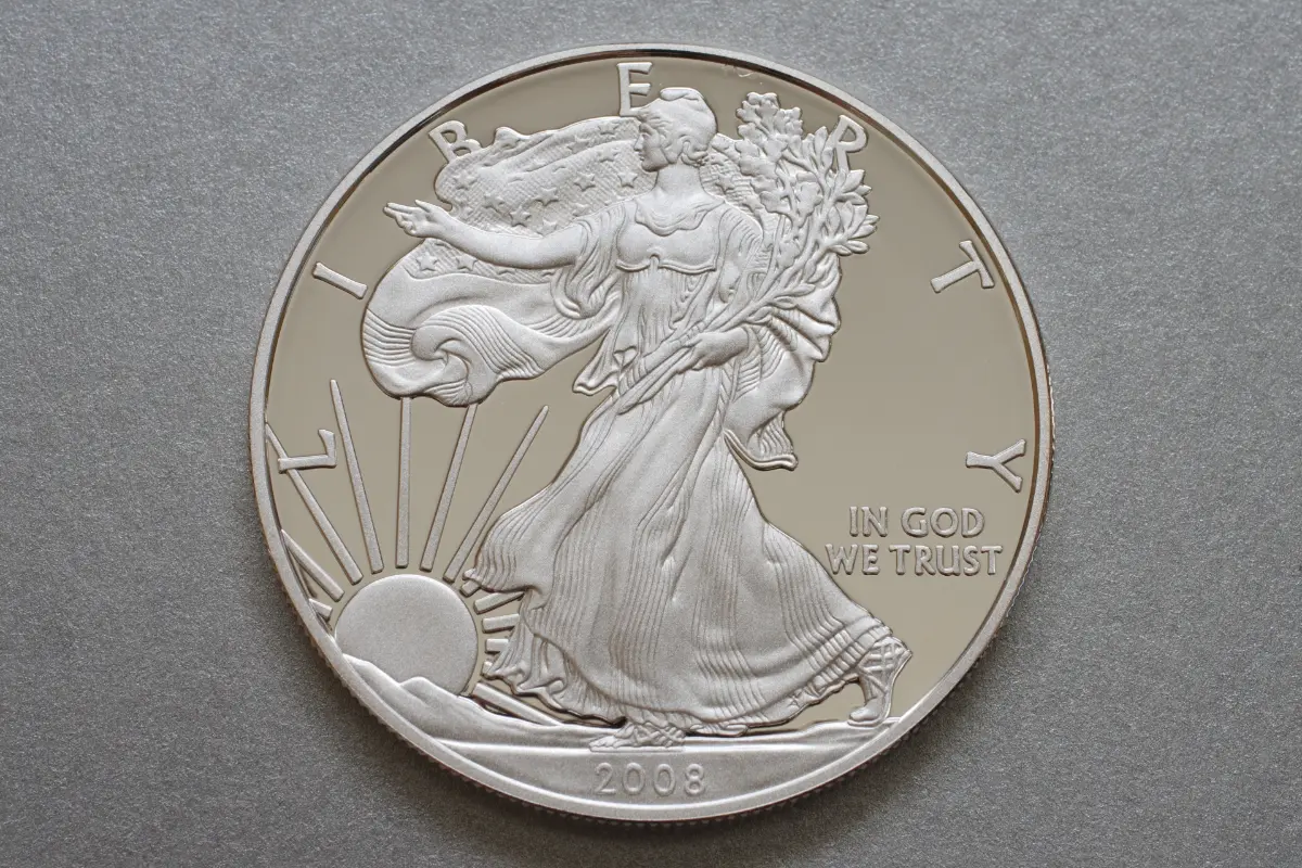 【日本初のプルーフ硬貨】父の遺品整理中に「銘板付きの硬貨セット」を発見！ “昭和62年発行”の割には綺麗だけど、現行貨幣にそっくりだし価値は「額面通り」でしょうか？