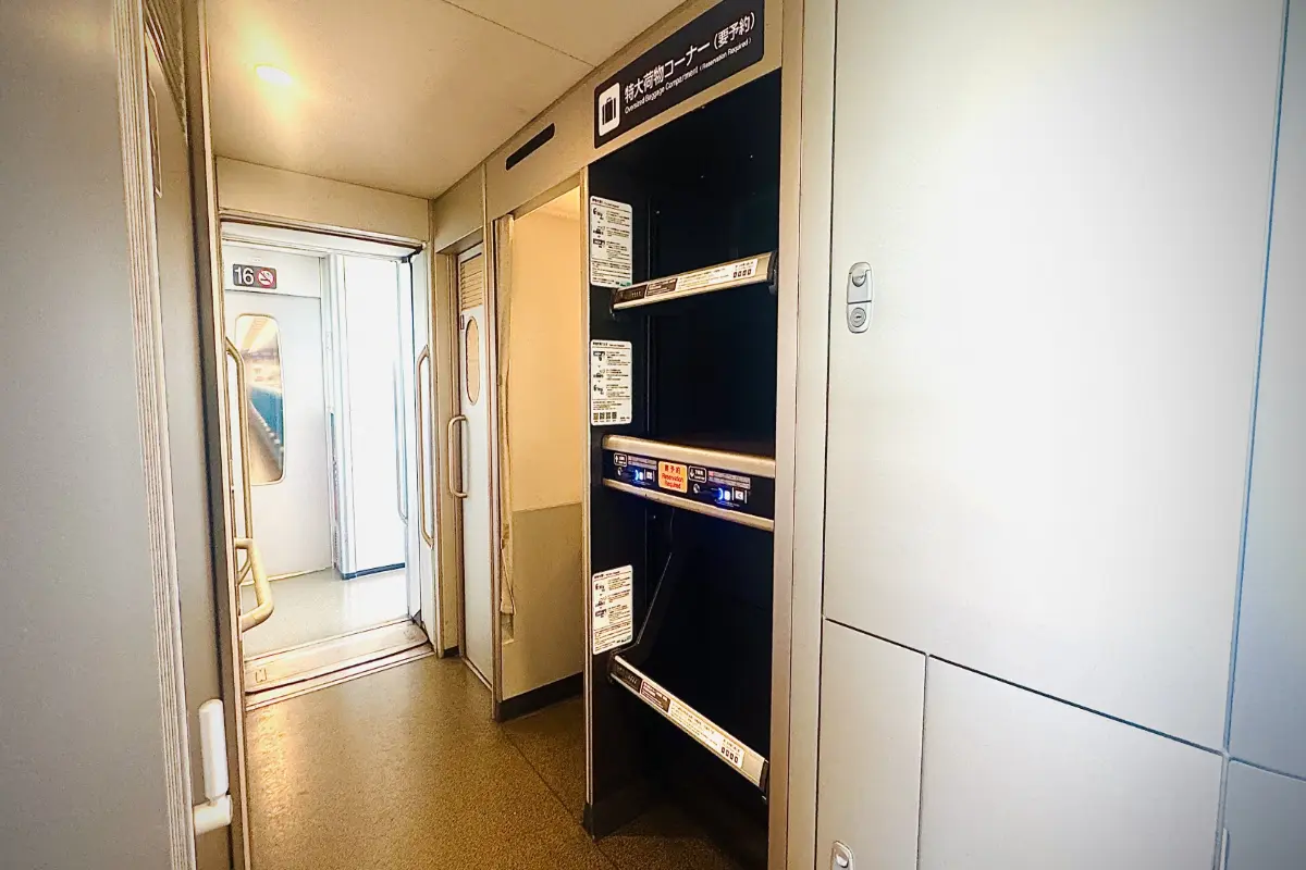 大阪旅行で「のぞみ」に乗ったら、予約した“荷物スペース”が占領されていた！ 予約なしは「1000円」かかるそうですし、勝手に移動して問題ないですよね？ 荷物スペースの使い方を確認