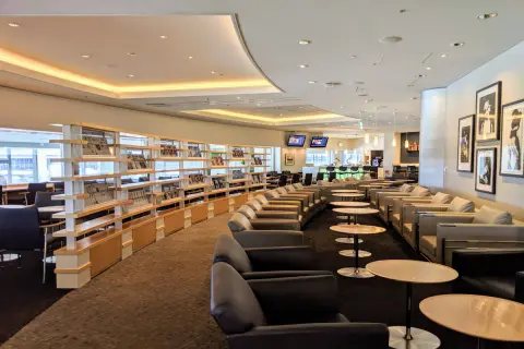 ゴールドカードに「年会費1万円」払ったのに、空港ラウンジで“ソフトドリンク”しか飲めずショック…友人は「食事もできて快適だった」らしいのにナゼ？ 年会費の元は取れないのでしょうか？