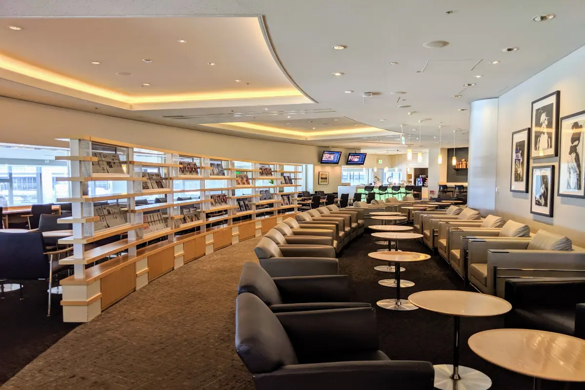 ゴールドカードに「年会費1万円」払ったのに、空港ラウンジで“ソフトドリンク”しか飲めずショック…友人は「食事もできて快適だった」らしいのにナゼ？ 年会費の元は取れないのでしょうか？