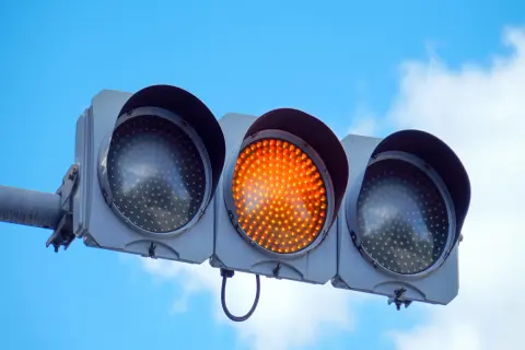 「黄色信号」だったので慌てて交差点を直進したら“9000円の反則金”をとられた！ 「黄色は急げ」じゃないんですか…？