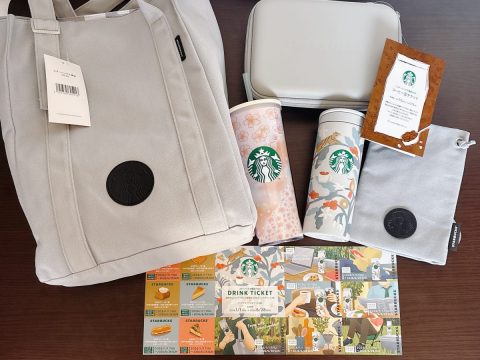 【実録】2026年「スタバ福袋」が当たった！ 価格「8800円」と高めだけど、本当に“元は取れている”の？ 各アイテムを「価格換算」して、総額いくらになるか確認してみた