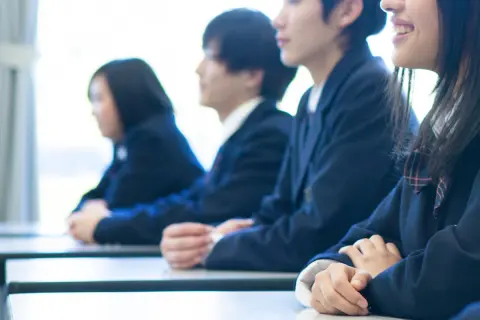 先生から「高校無償化で授業料はほぼゼロ」と言われました。祖父母に「じゃあ入学祝い20万円はいらない？」と言われたのですが、本当に0円で通えるのでしょうか？