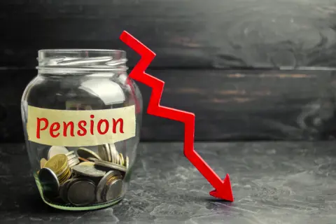 65歳で再雇用、年収300万円です。残業をしすぎると「年金が減る」と聞いたのですが、なぜでしょうか？