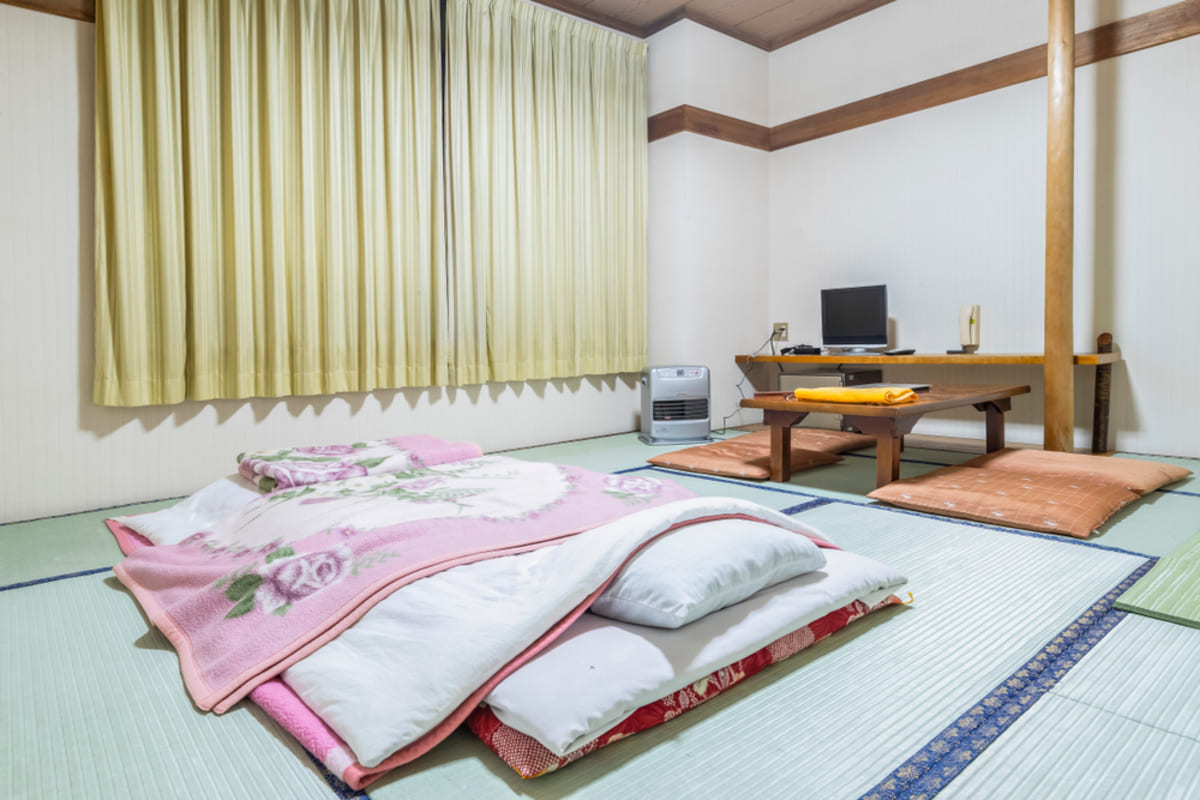 旅館に泊まったら、友人に「心付け用意した?」と言われ驚き!“ホテルと同じで不要”と思っていたのですが、今でも必須ですか?「最近の旅館事情」とは|ファイナンシャルフィールド|その他暮らし