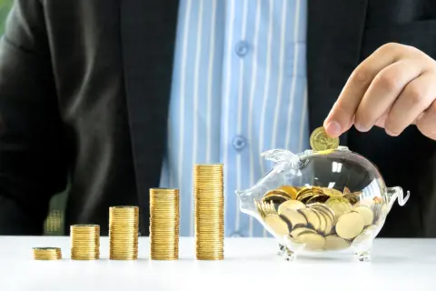 50代で貯金は「1500万円」ありますが、なぜか将来が不安です。定年後も「安心できる貯蓄額」って2000万円からでしょうか？