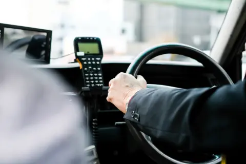 定年後「タクシー運転手」を検討している父。説明会で「月30万円以上も可能」と言われ、すっかりその気です。長時間勤務が心配ですが、注意点などあるのでしょうか？