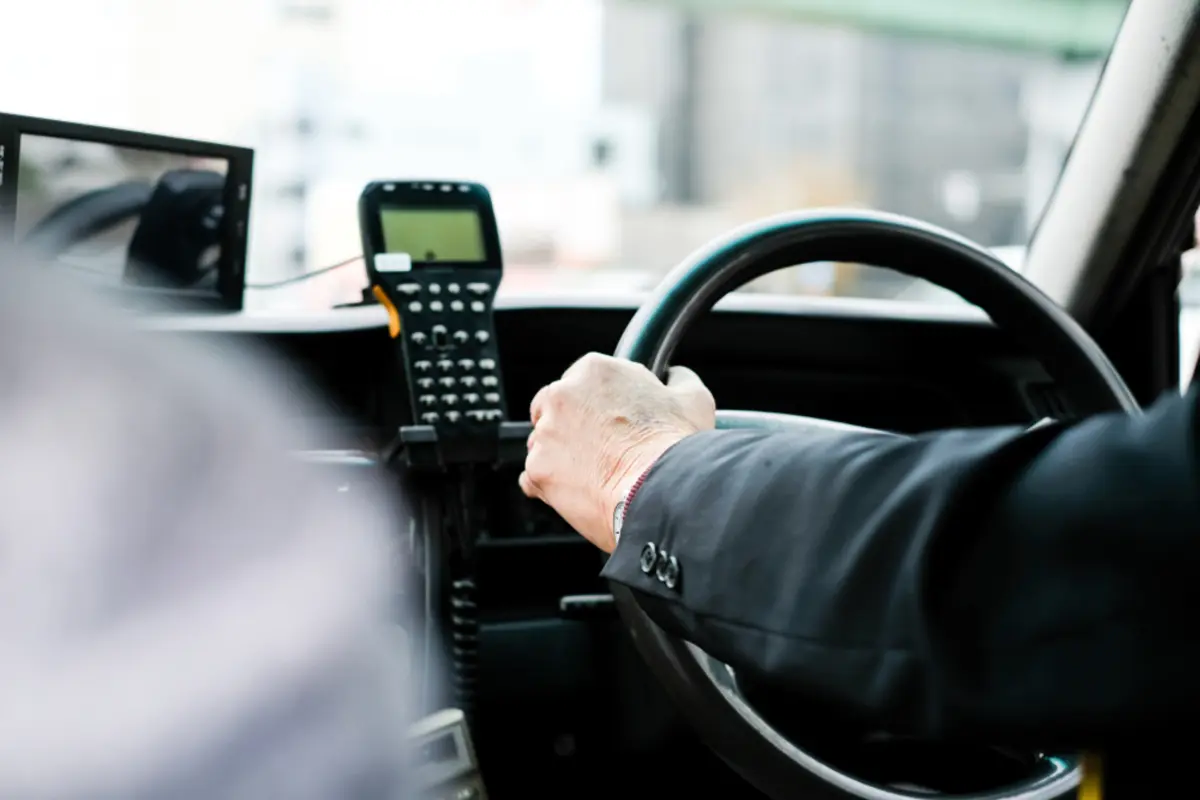 定年後「タクシー運転手」を検討している父。説明会で「月30万円以上も可能」と言われ、すっかりその気です。長時間勤務が心配ですが、注意点などあるのでしょうか？