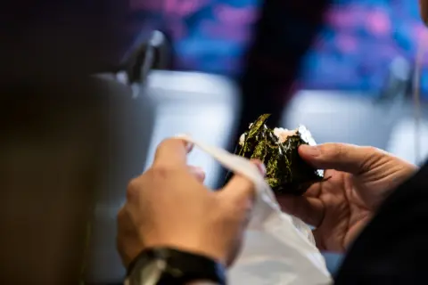 新幹線の車内販売で「軽食と飲み物」を買ったら、駅ナカで買うより高くてびっくり！ここまでの差は妥当なのでしょうか…？