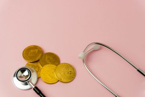 年金暮らしの母の元に「今後は年金から介護保険料が天引きになる」と通知が！ これまでずっと「口座振替」で払っていましたが、支払い方法が変わると負担額が変わるのでしょうか？