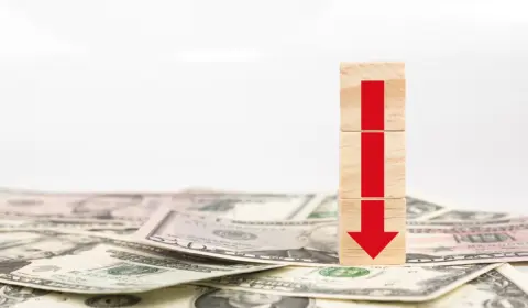 60歳で定年退職した夫が「再雇用なら月給が10万円下がる」と言われました。厚生年金や将来の年金額にはどれくらい影響が出るのでしょうか？