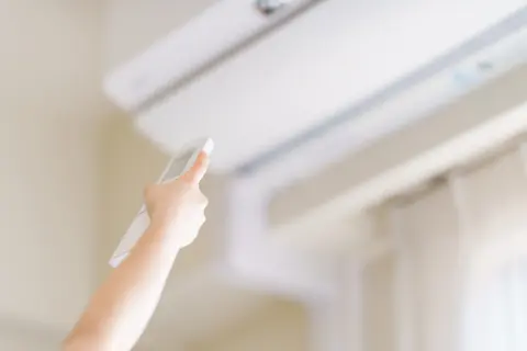 今年の冬は、エアコンをつけっぱなしにしています。つけたり消したりするより安いと思うのですが、妻は信じていません。「つけっぱなし」のほうが節約になると思うのですが、実際のところどうなのでしょうか？エアコンの電気代を解説！