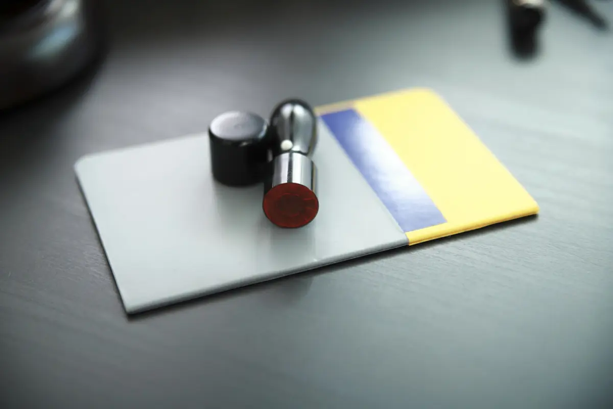 法人の「繰り越し通帳」はいつまで保管すべきなのでしょうか？ 税務調査のときに必要になるのでは、と不安です。うちは入出金が多く毎年3～4冊通帳が増えていきます……。