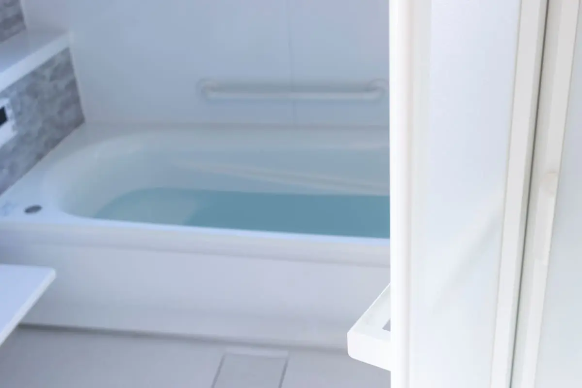 正月の帰省の際、両親が「水道光熱費がかさむから、風呂は2日に1回」と言っていました。毎日浴槽にお湯を入れる場合と1ヶ月の水道光熱費はどれくらい変わりますか？