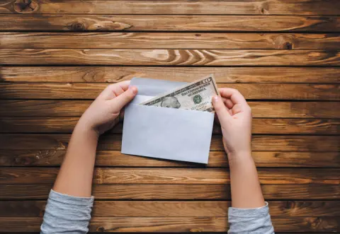 ときどき母が“お小遣い”を送ってくれます。毎回、5万～10万円ほどの金額なのですが、これって相続税対策でしょうか？ またこのような方法は税務署にバレたら指摘されるのでしょうか？