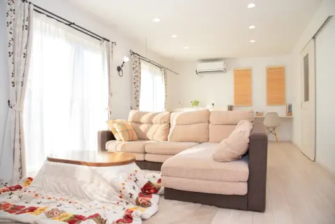 在宅時間が長い冬、「電気毛布」に替えたら節約になる？ 1日12時間「こたつ」を使用したときの月間電気代と比較