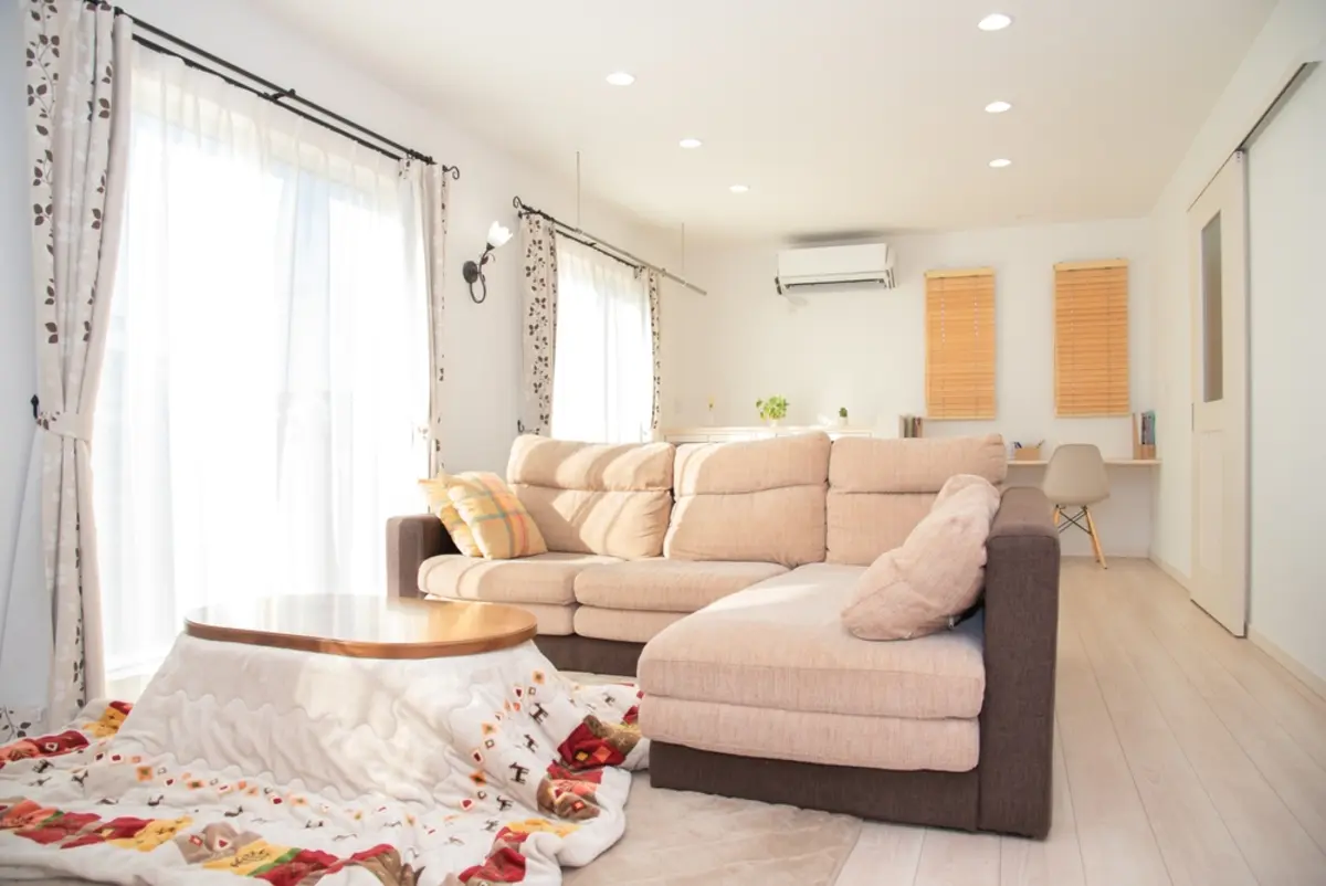 在宅時間が長い冬、「電気毛布」に替えたら節約になる？ 1日12時間「こたつ」を使用したときの月間電気代と比較