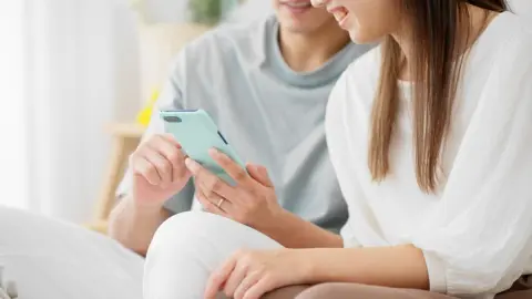 結婚するなら、スマホプランも一本化！y.u mobileで固定費を削減できる理由とは？