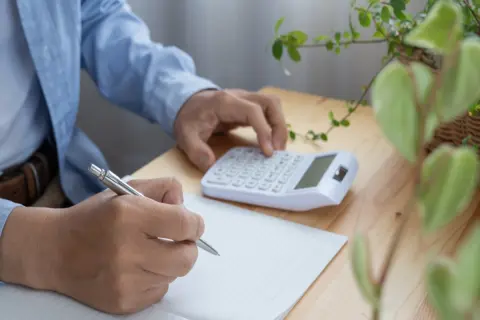 一人暮らし65歳の父は退職金と合わせて貯蓄が「2000万円」になったそうです。再就職しなくても生活できるのでしょうか？